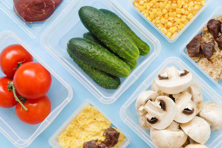 ilustrasi menyimpan meal prep di dalam wadah (freepik.com/freepik)