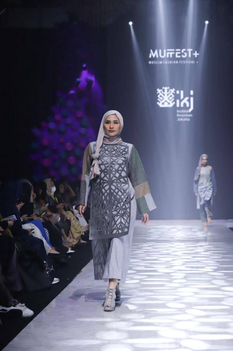 Koleksi busana Institut Kesenian Jakarta di MUFFEST+ 2023 (dok. MUFFEST+)