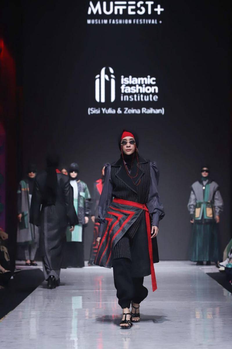 Koleksi busana Islamic Fashion Institute di MUFFEST+ 2023 (dok. MUFFEST+)