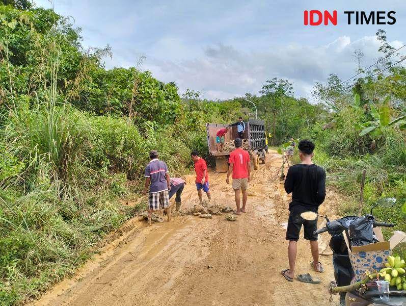 Warga bersama pemerintah desa Bukit Subur gotong royong perbaiki jalan yang rusak parah (IDN Times/Ervan)