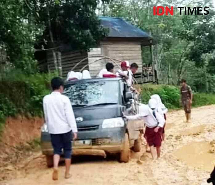 Sejumlah anak-anak sekolah yang berjuang melalui jalan rusak di Desa Bukti Subur Penajam Paser Utara (IDN Times/Ervan)