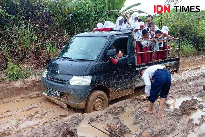Sejumlah anak-anak sekolah yang berjuang melalui jalan rusak di Desa Bukti Subur Penajam Paser Utara (IDN Times/Ervan)