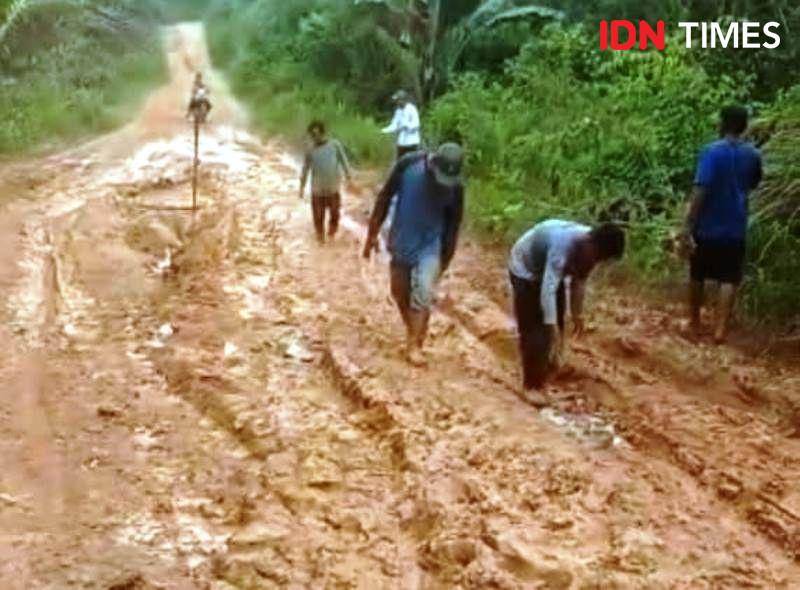 Kondisi jalan rusah menuju desa Bukti Subur Penajam Paser Utara (IDN Times/Ervan)
