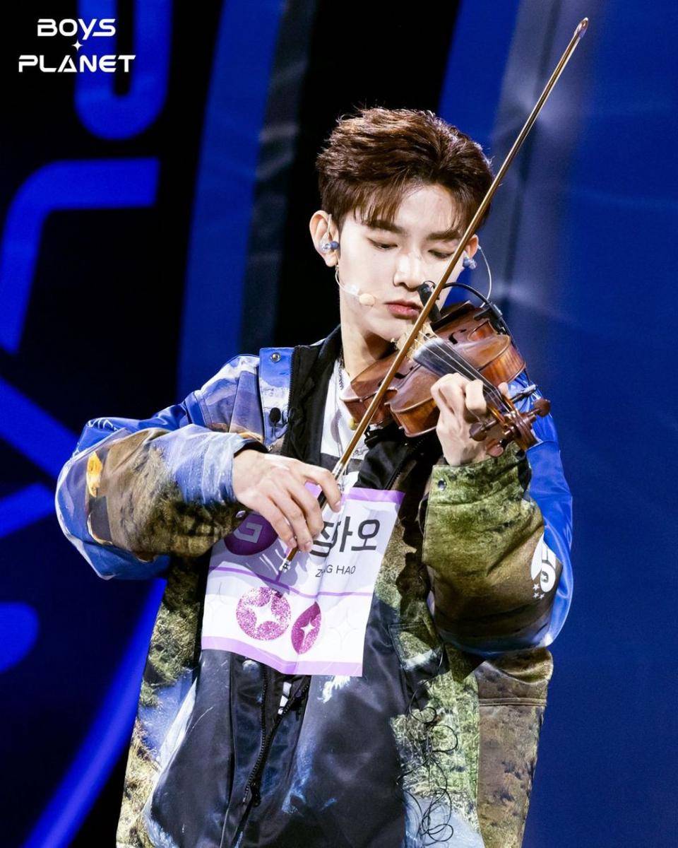 Zhang Hao memainkan Violin (Instagram.com/boysplanet.offcial)