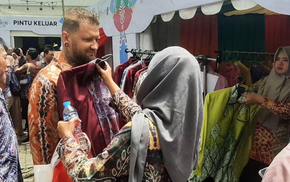 Turis Belgia turut membeli kain sasirangan.