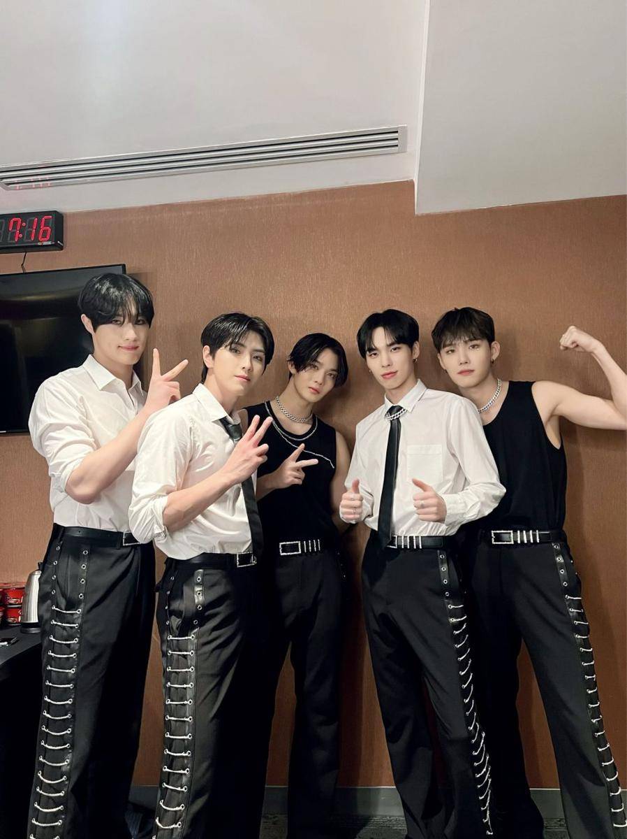 CIX (twitter.com/CIX_official)