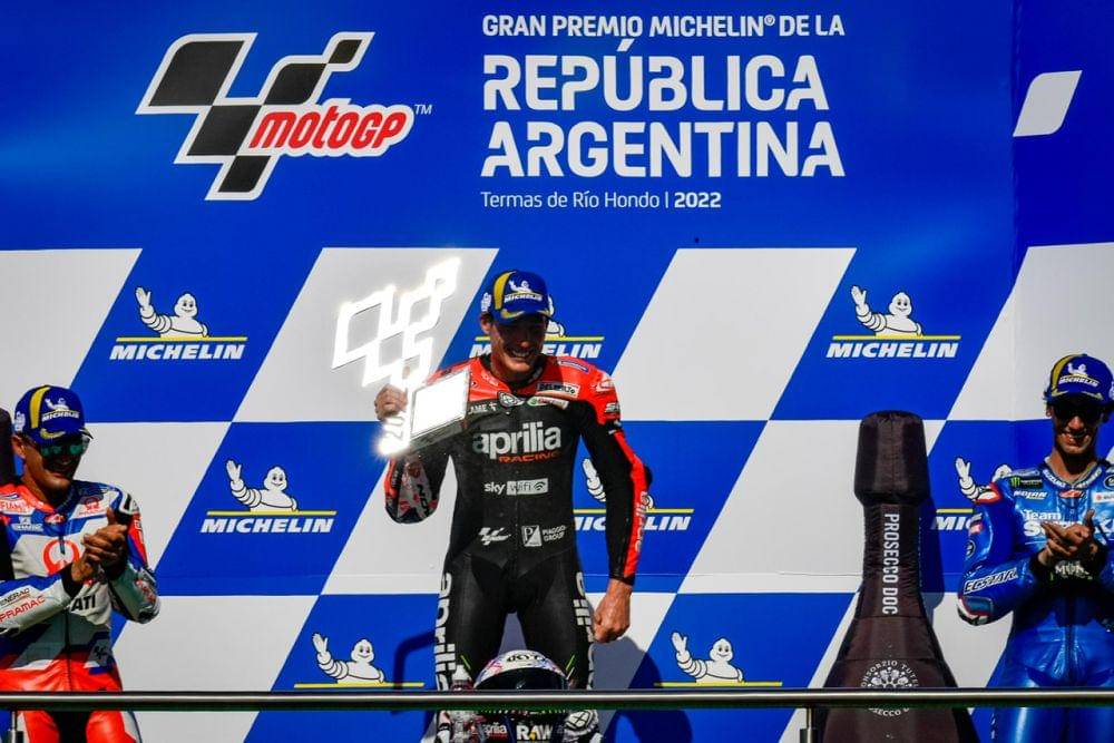 Aleix Espargaro mengangkat trofi di podium GP Argentina 2022 (motogp.com)