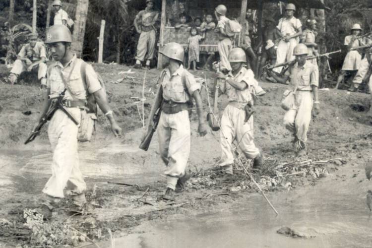potret May. Surono sebagai Komandan Bn. bersama Kapt. Marsudi sedang mempelajari Peta daerah gorombolan DI/TII pada 1 Januari 1952 (dok. IPPHOS)
