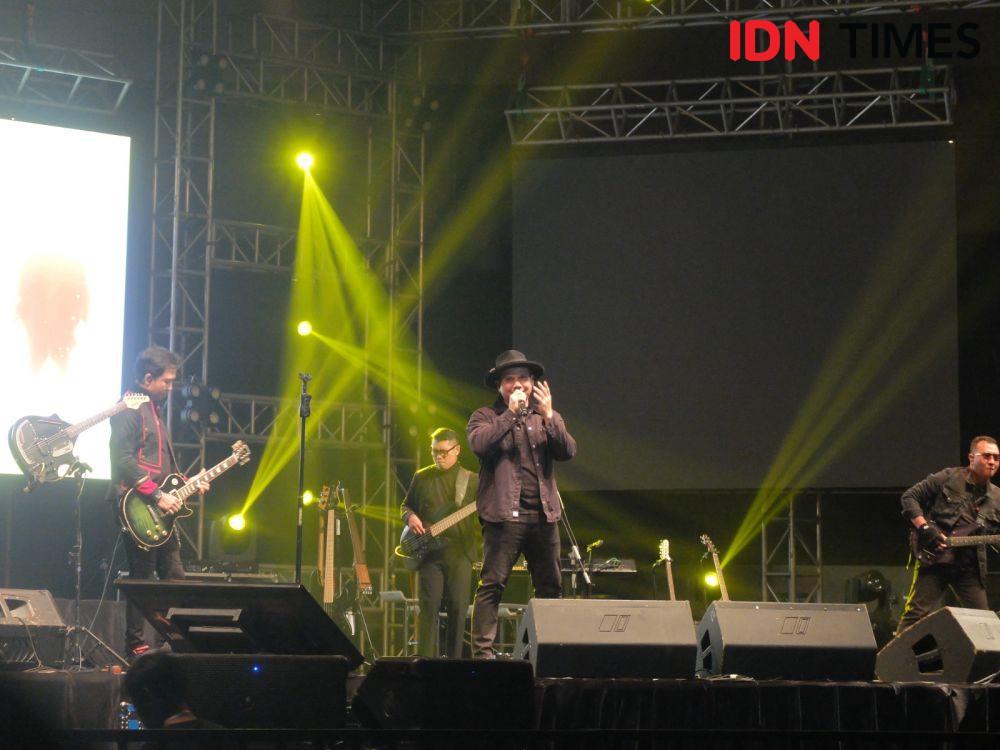 Konser Perak 25 Tahun Padi Reborn Surabaya, Generasi 90-an Pecah!