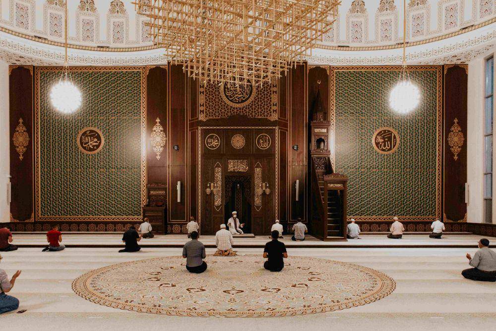 Ilustrasi berdoa di masjid (pexels.com/Ahmet Polat)