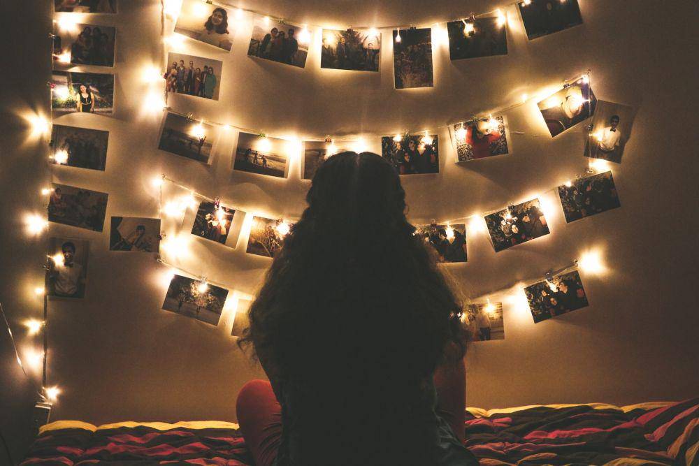 String light dan polaroid (pexels.com/Hamann La)