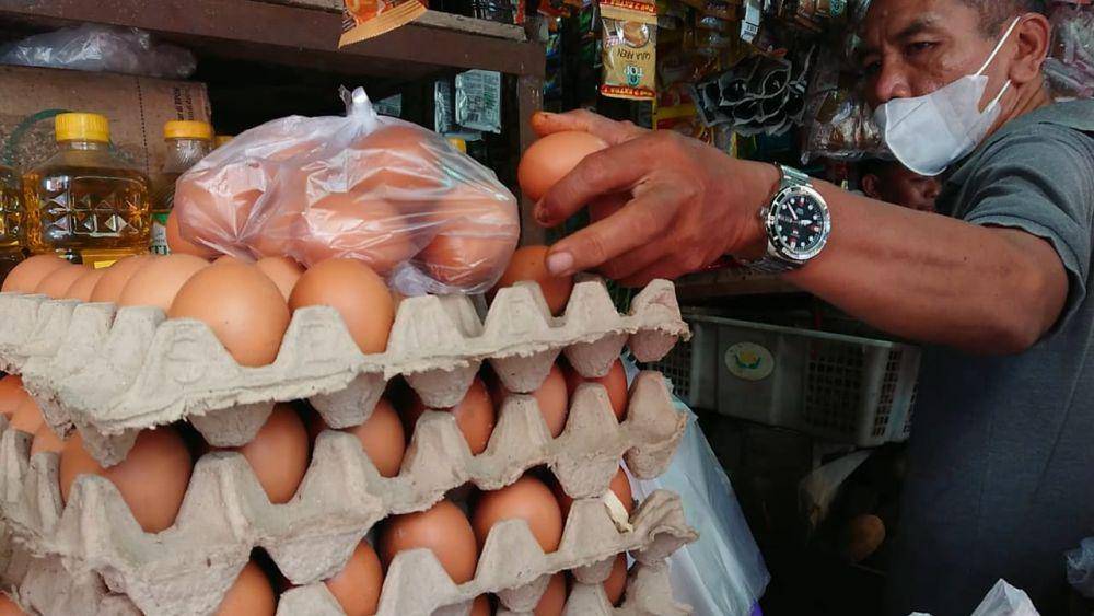 Pedagang telur di Pasar Grosir Ngemplak Tulungagung. IDN Times/ Bramanta Pamungkas