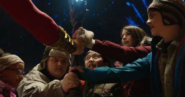 Billy membagikan kekuatan Shazam pada para saudaranya ( Dok. Warner Bros / Shazam )