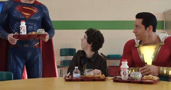 Freddy dan Billy makan siang bersama Superman ( Dok. Warner Bros / Shazam )