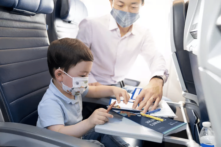 Potret anak dengan activity book di pesaway (united.com)