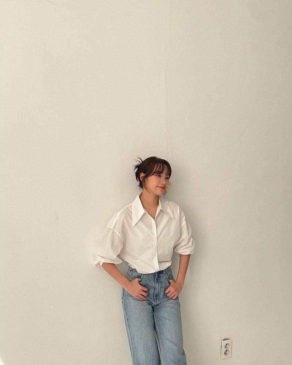 ide outfit putih ala member Le Sserafim (instagram.com/_chaechae_1)