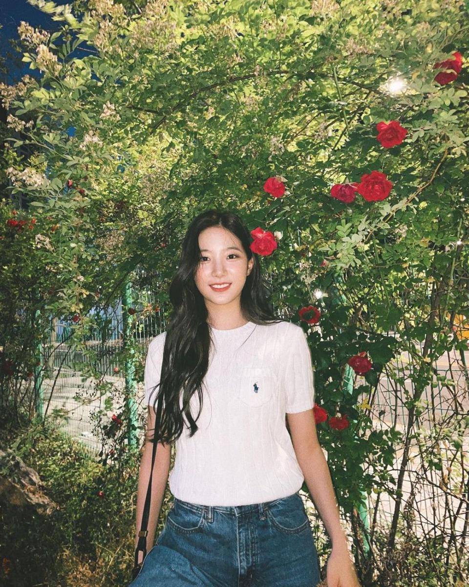 ide outfit putih ala member Le Sserafim (instagram.com/k_a_z_u_h_a__)