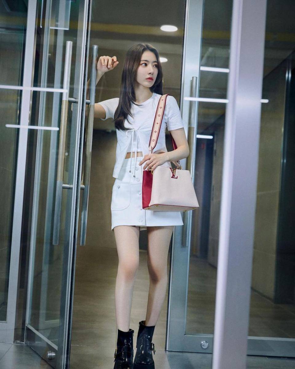 ide outfit putih ala member Le Sserafim (instagram.com/39saku_chan)