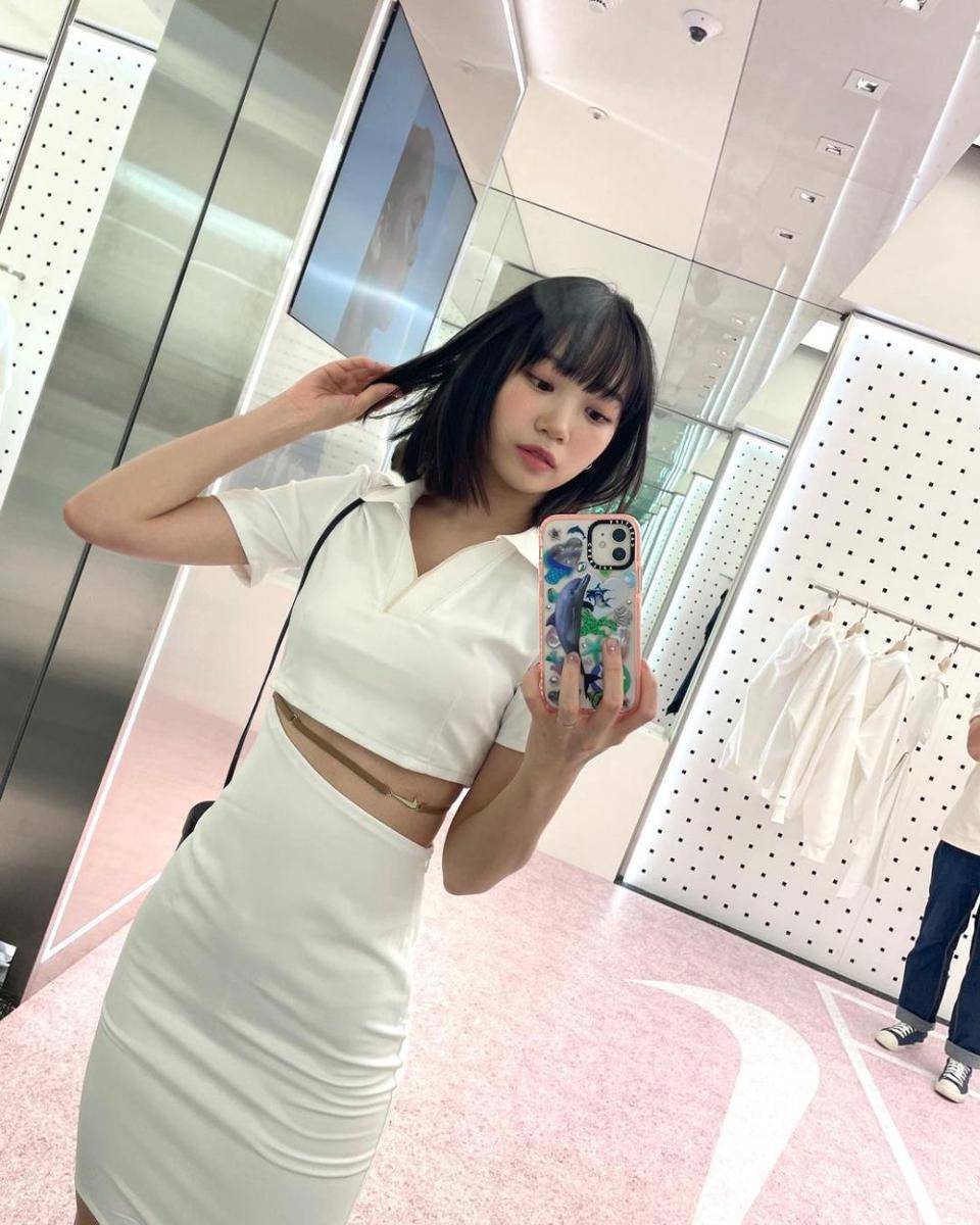 ide outfit putih ala member Le Sserafim (instagram.com/_chaechae_1)