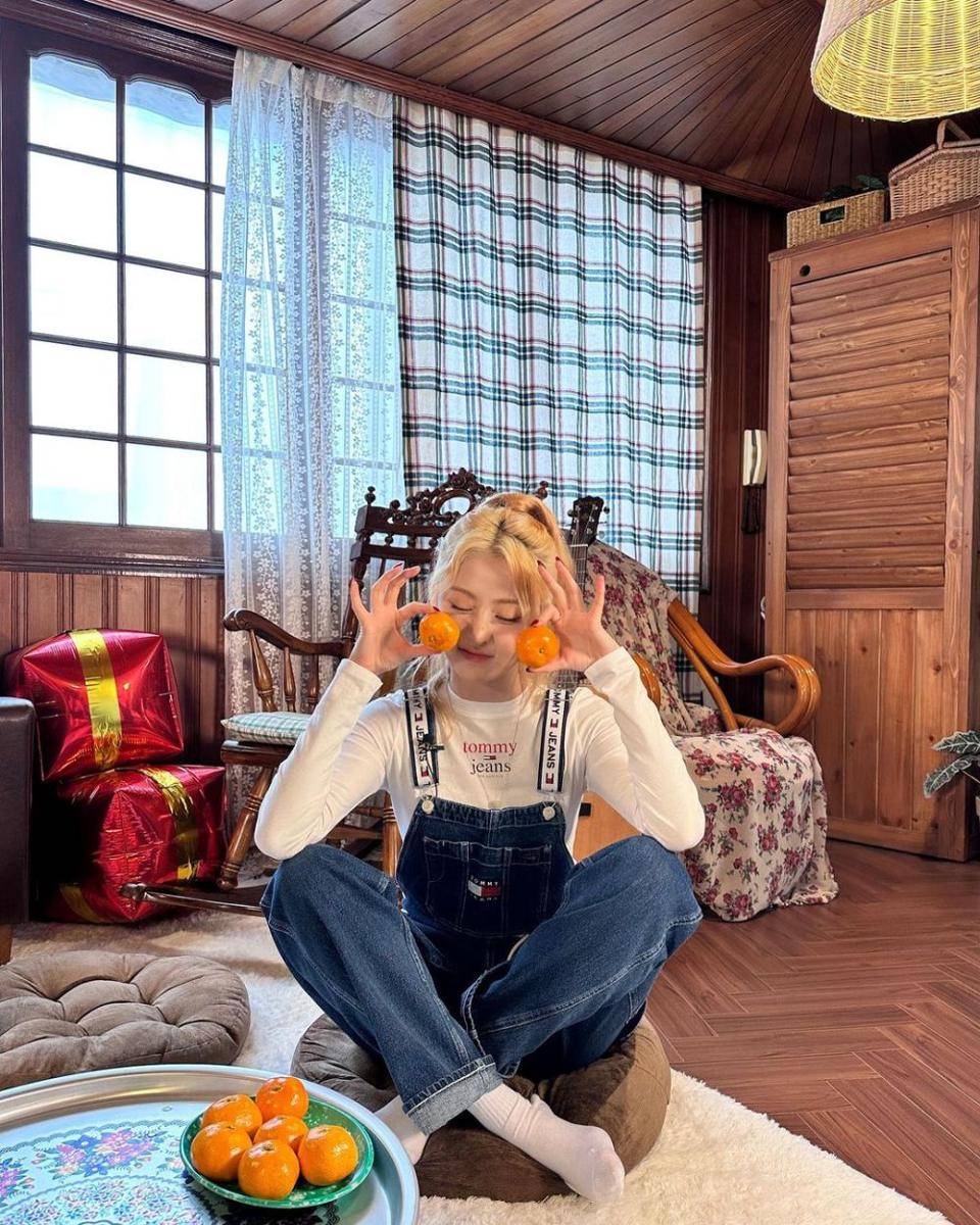 ide outfit putih ala member Le Sserafim (instagram.com/jenaissante)
