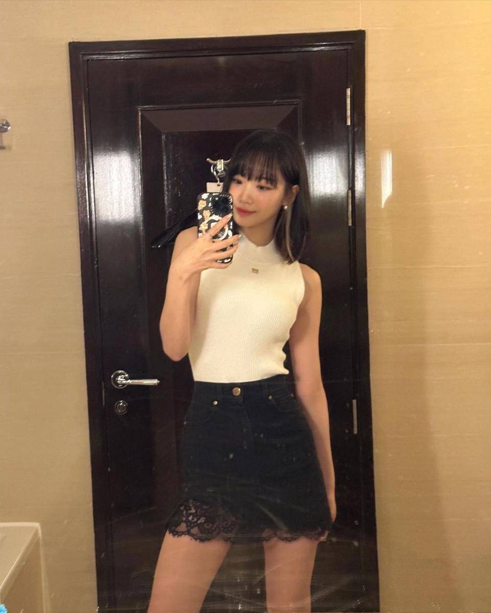 ide outfit putih ala member Le Sserafim (instagram.com/_chaechae_1)
