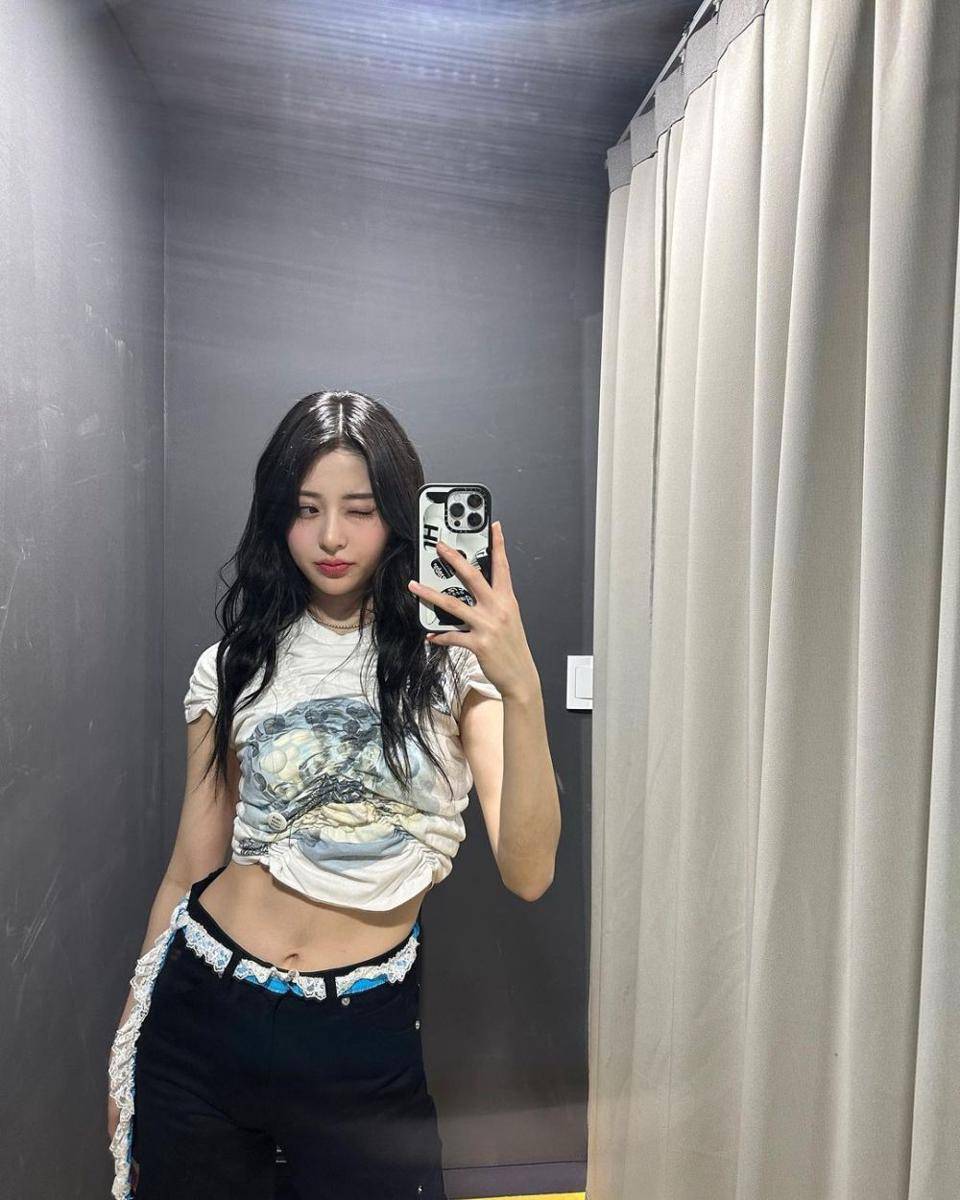 ide outfit putih ala member Le Sserafim (instagram.com/jenaissante)