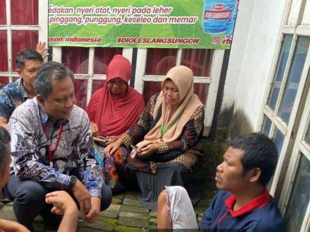 Seorang pria di Mataram yang mengalami lupa diri dan terindikasi ganguan jiwa dievakuasi Kementerian Sosial dan Dinas Sosial Kota Mataram. (Dok. Kemensos)