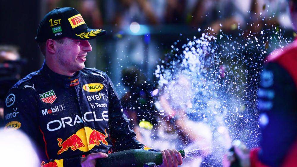 Max Verstappen menyemprotkan sampanye di podium GP Arab Saudi 2022. (formula1.com)