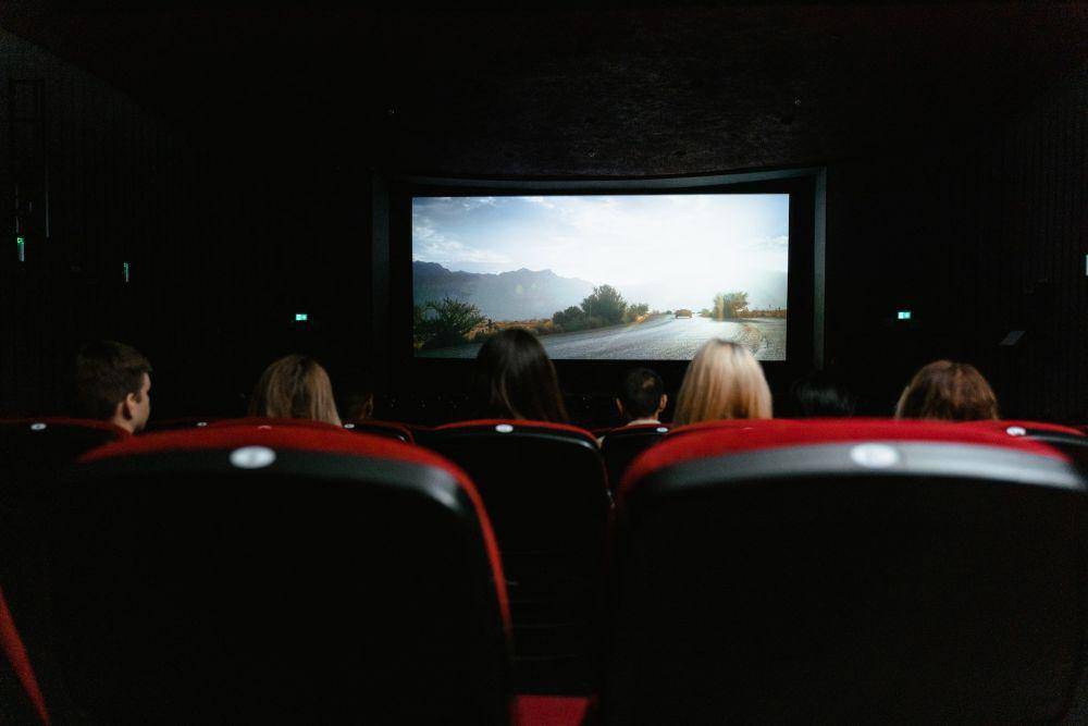 Menurut sains, film bisa memberi dampak pada sikap anak muda di kehidupan nyata. (pexels.com/Tima Miroshnichenko)