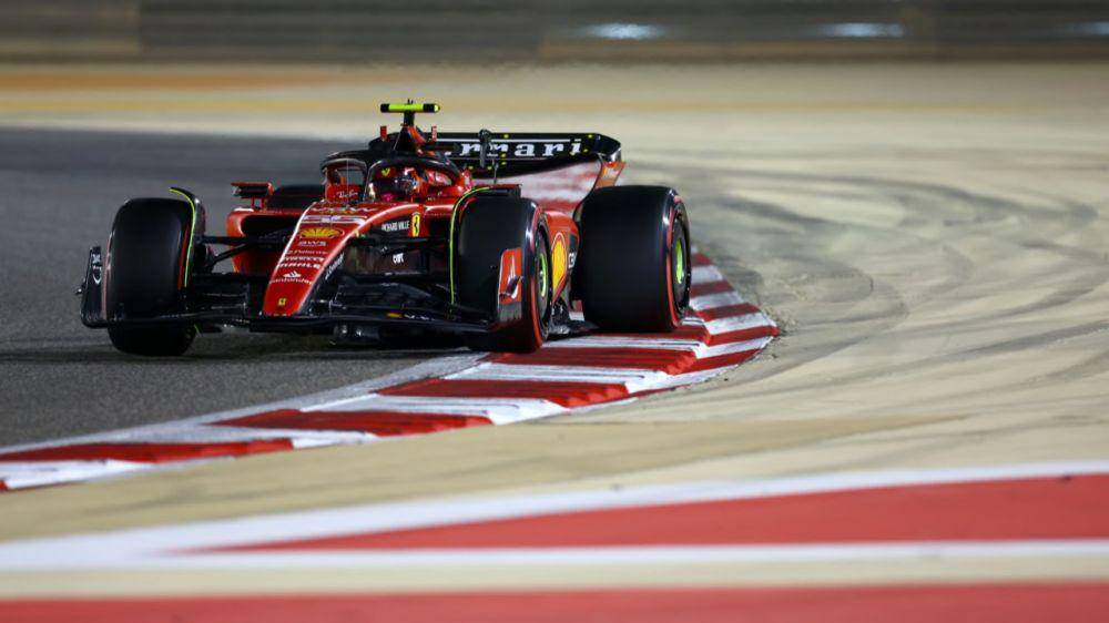 Carlos Sainz memacu mobil saat pekan balap GP Bahrain 2023. (formula1.com)