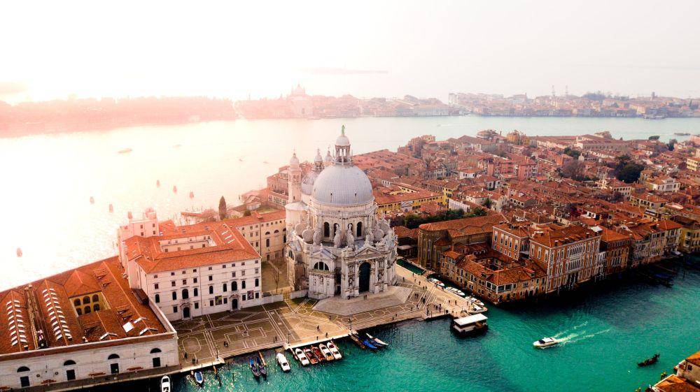 Venesia (unsplash.com/canmandawe)