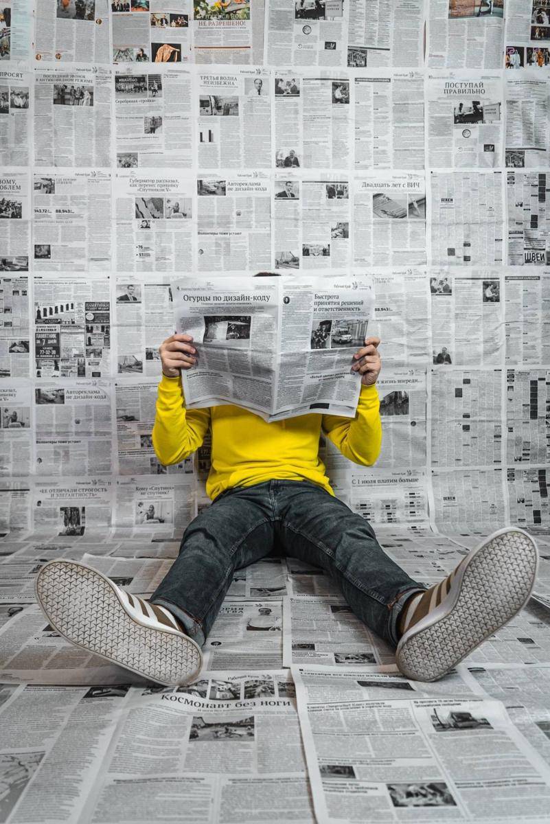 Ilustrasi wallpaper dinding dari koran (unsplash.com/Egor Vikhrev)