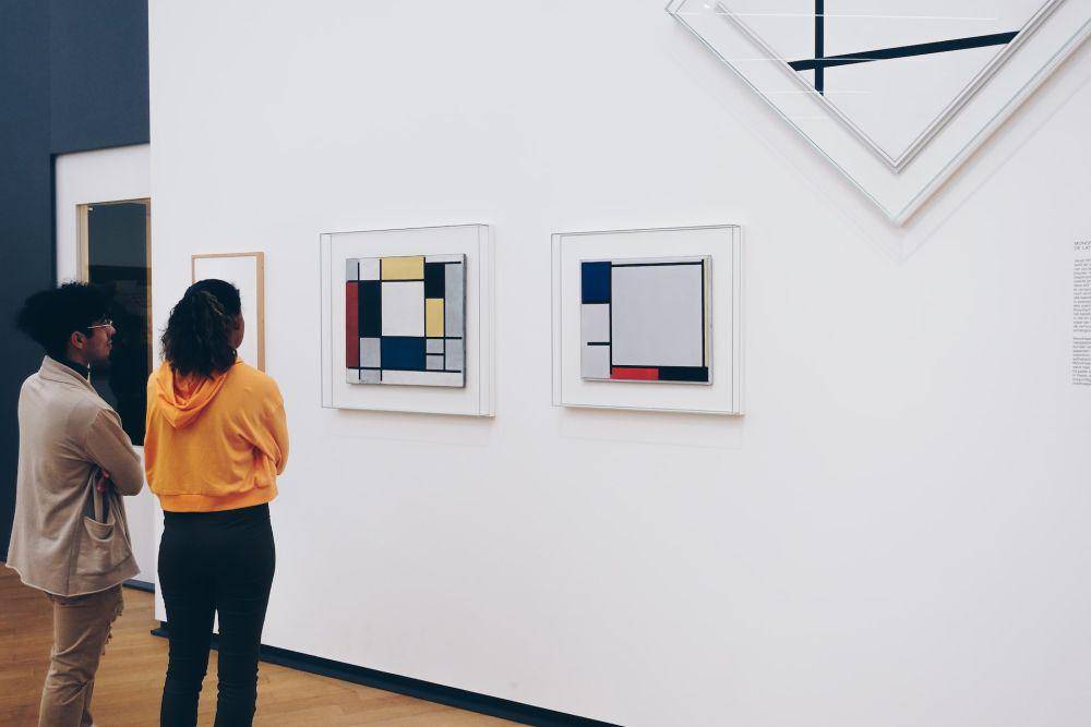ilustrasi first date di museum (unsplash.com/Ernest Ojeh)
