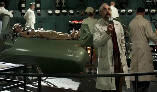 Erskine memandu injeksi Steve Rogers (dok. Marvel Comics/Captain America: The First Avenger)