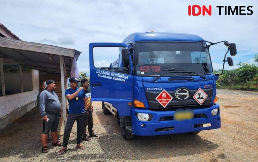 Truk tangki pembawa BBM ilegal di Kabupaten Nagan Raya, Aceh. (Dokumentasi Humas Polda Aceh untuk IDN Times)
