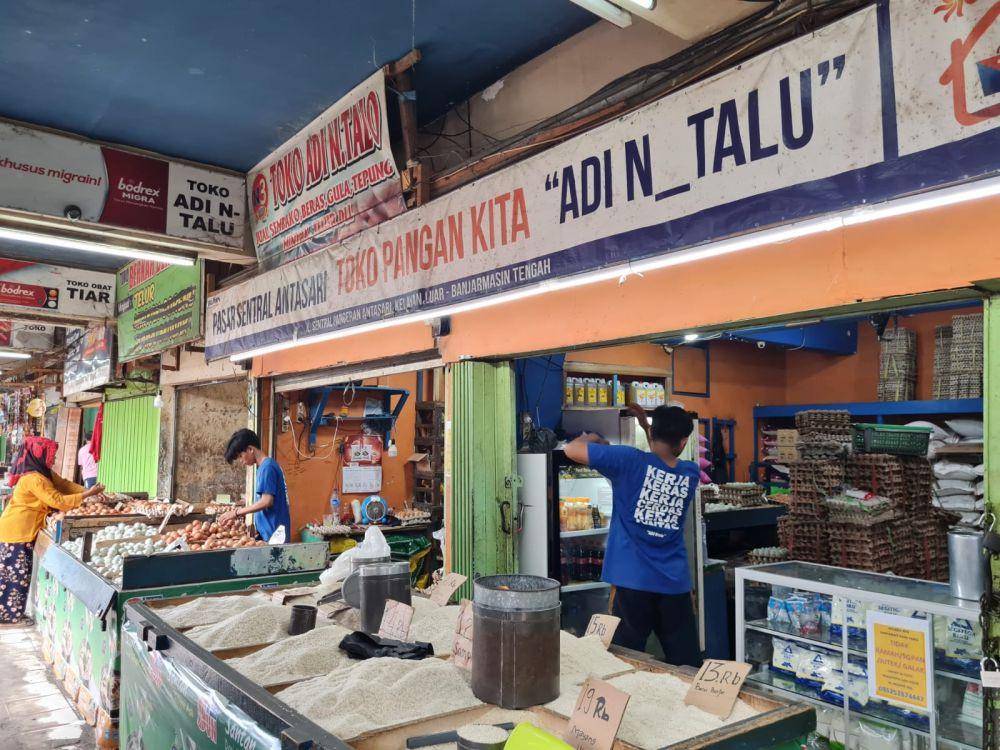 Sejumlah pedagang sembako di Pasar Sentra Antasari.