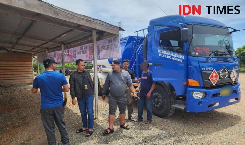 Truk tangki pembawa BBM ilegal di Kabupaten Nagan Raya, Aceh. (Dokumentasi Humas Polda Aceh untuk IDN Times)