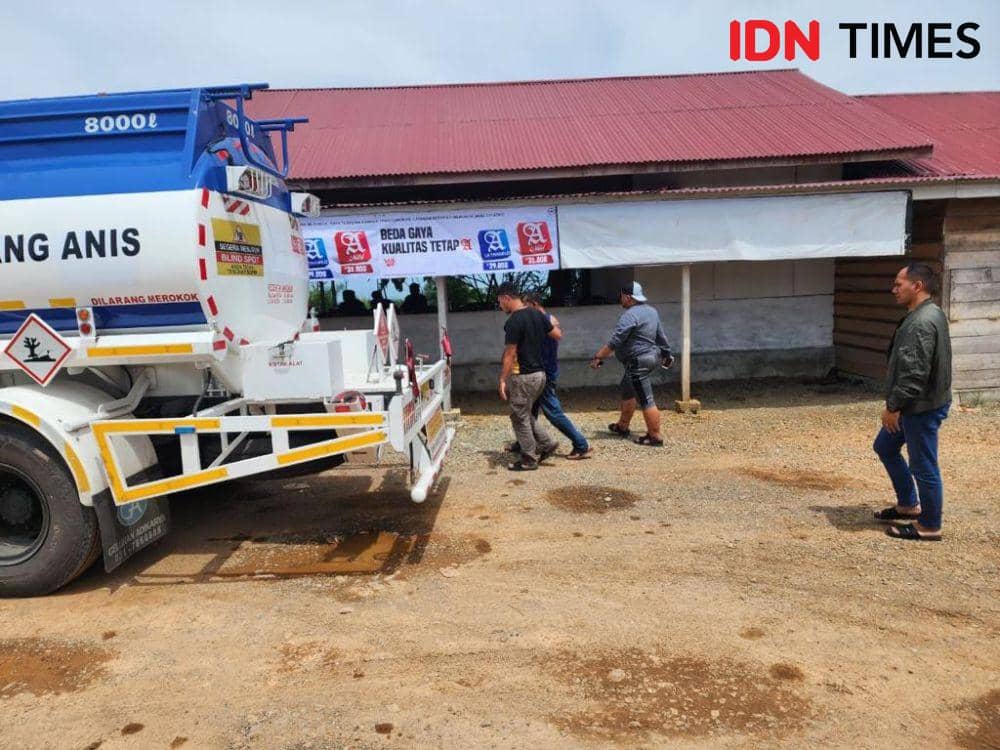 Truk tangki pembawa BBM ilegal di Kabupaten Nagan Raya, Aceh. (Dokumentasi Humas Polda Aceh untuk IDN Times)