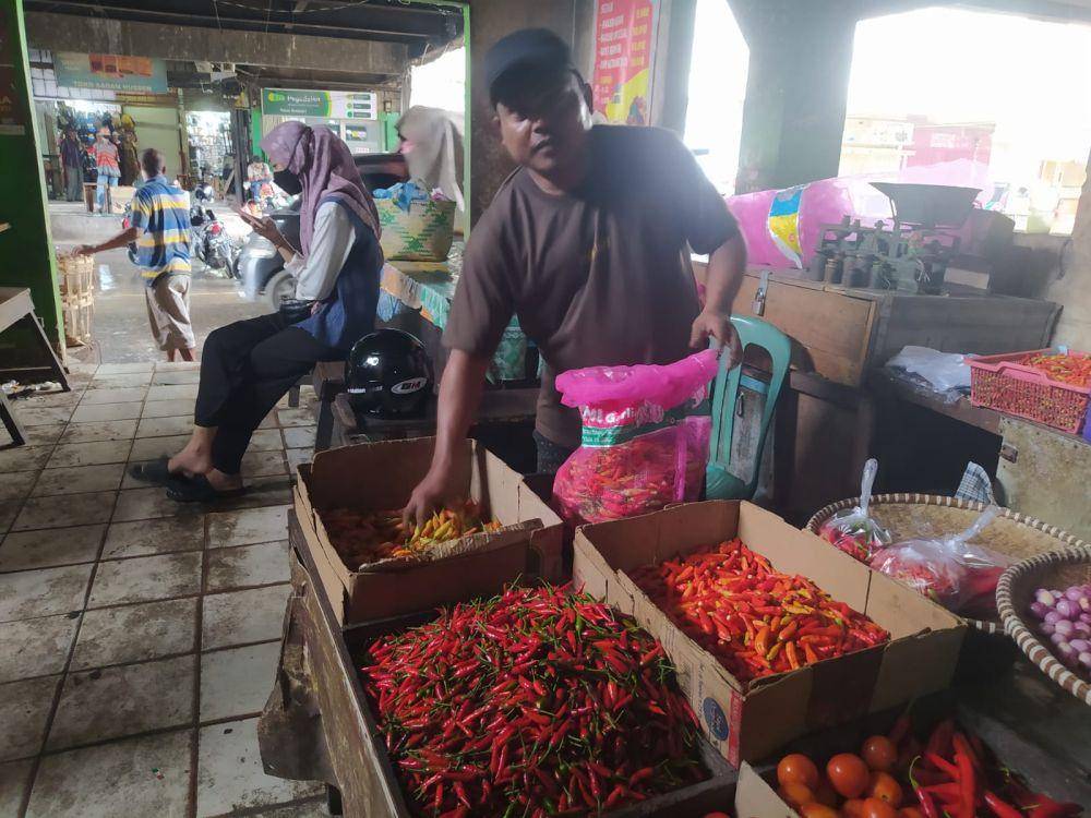 Pedagang cabai dan sembako di Pasar Sentra Antasari.