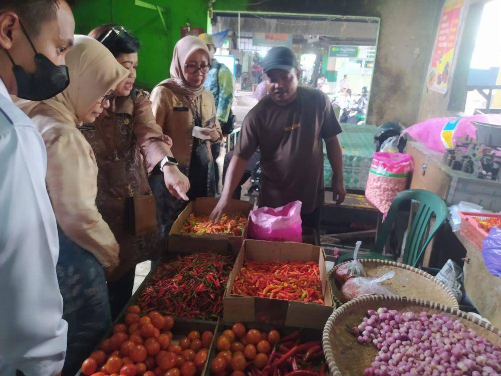 Pedagang sembako di Pasar Sentra Antasari Banjarmasin.