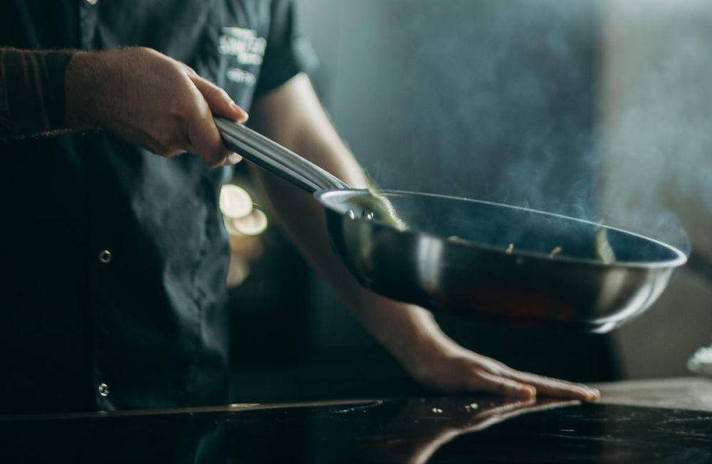 Menggoyangkan panci (pexels.com/id-id/@cottonbro/)