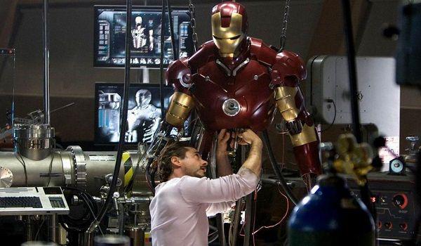 Tony Stark membuat Armor Iron Man (dok. Marvel Studios/Iron Man)