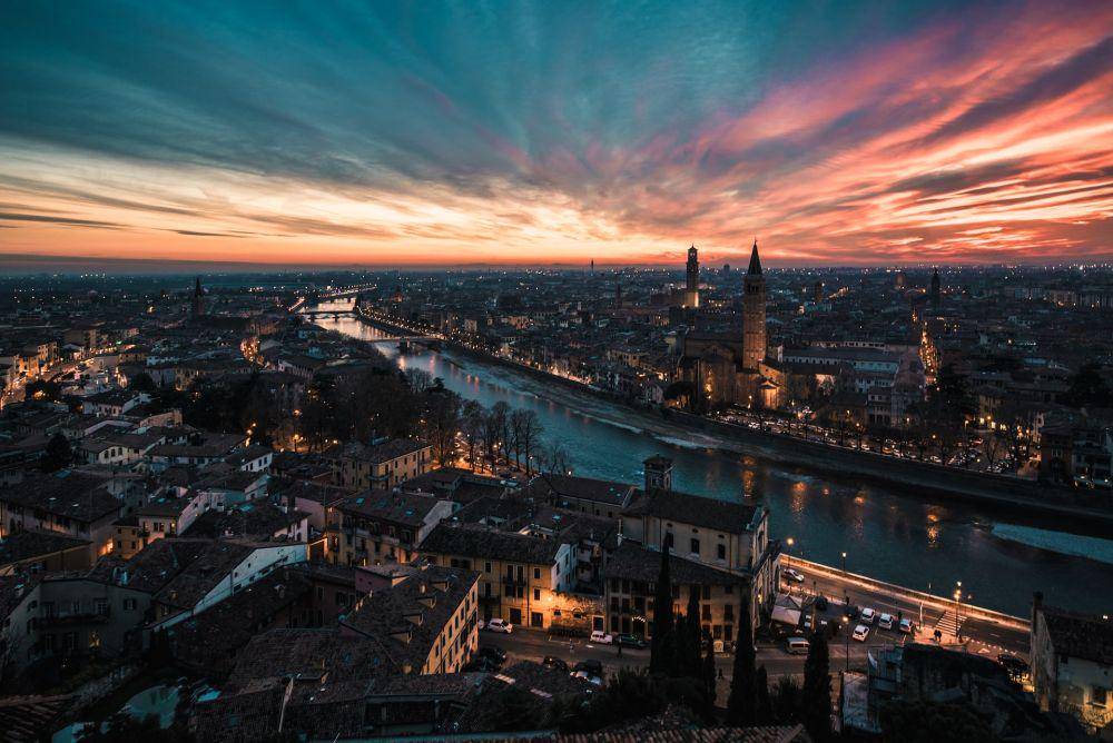 Verona (unsplash.com/Luca Dalge)