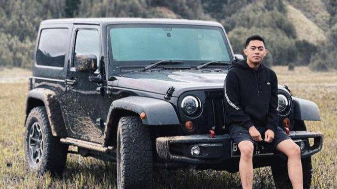 Mario Dandy berpose dengan Jeep Rubicon (Twitter.com/intipseleb)