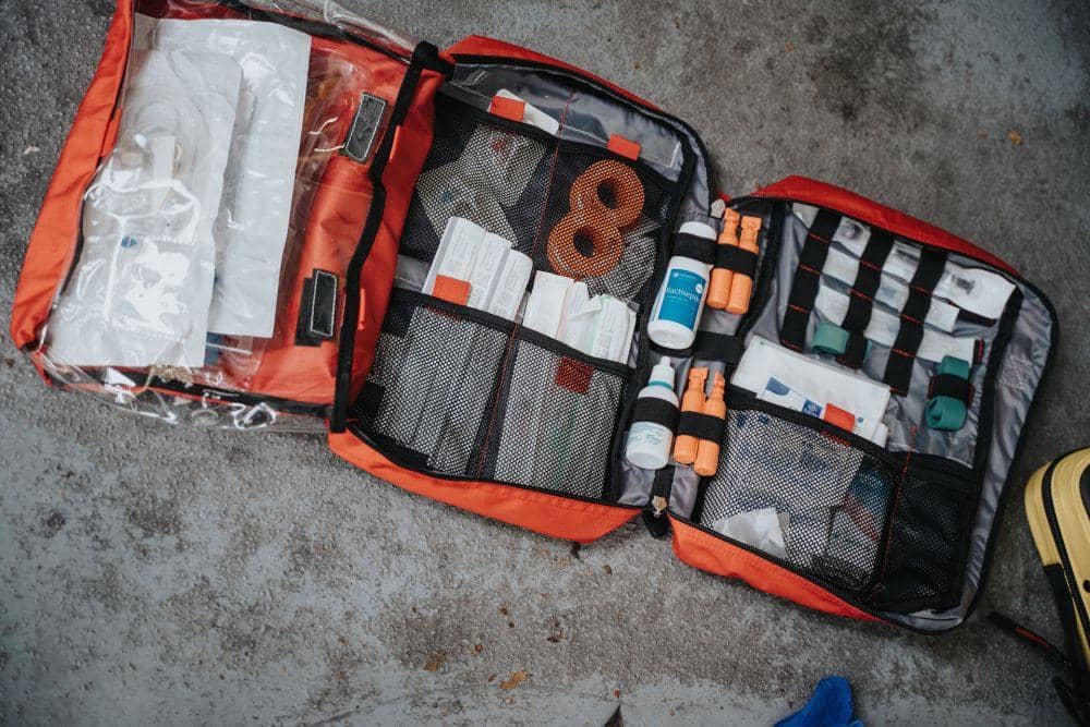 Ilustrasi kotak first aid atau pertolongan pertama (unsplash.com/matnapo)