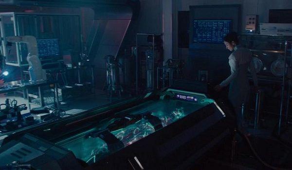 Dr Cho membuat tubuh sintetis (dok. Marvel Studios/Avengers: Age of Ultron)