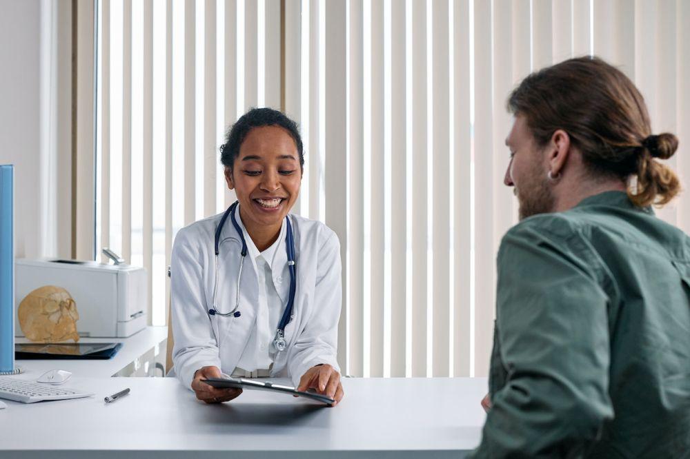 ilustrasi berkonsultasi dengan dokter (pexels.com/Cottonbro Studio)