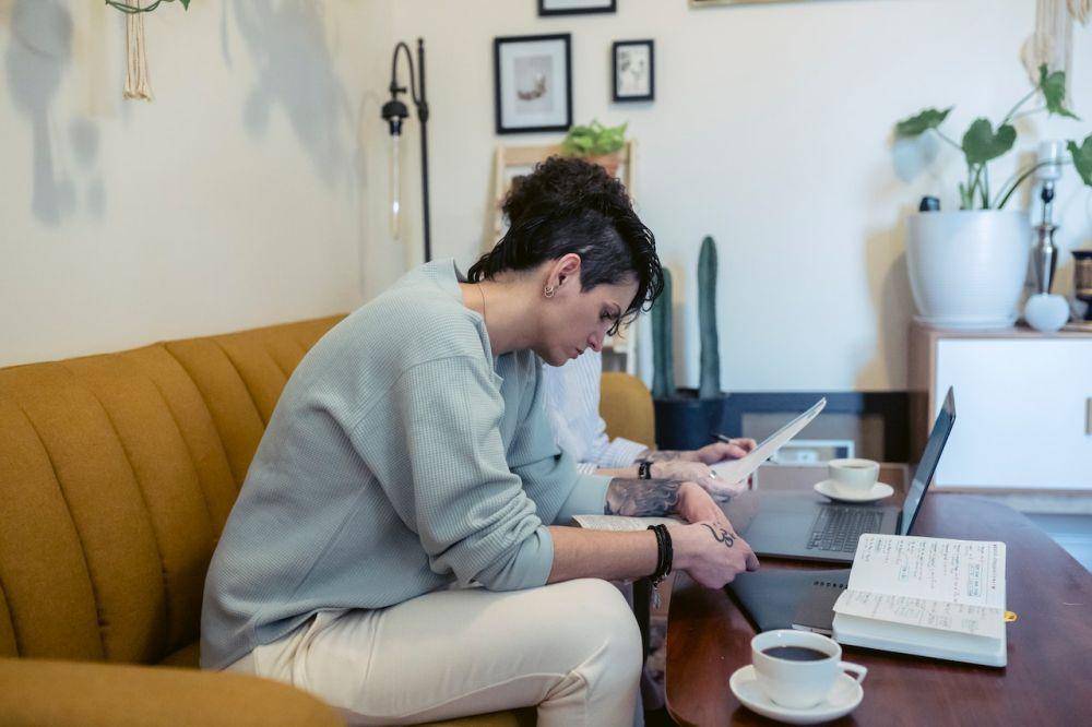 ilustrasi pria bekerja dengan laptop (pexels.com/sarah chai)