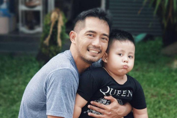 Sulit Ketemu Pasca Digugat Cerai, 10 Potret Yama Carlos dan Putranya