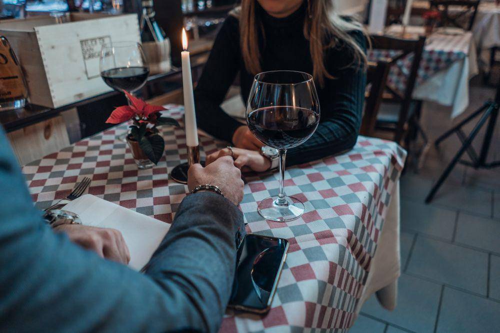 ilustrasi first date (unsplash.com/René Ranisch)